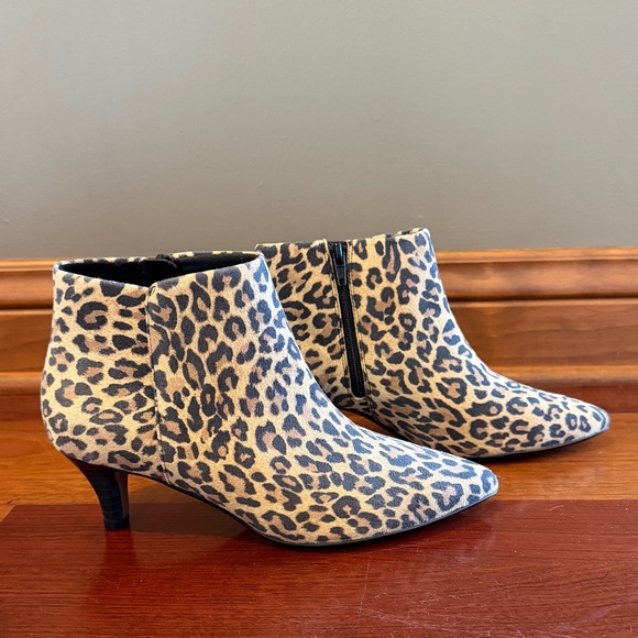 Clarks Lineal Collection Sea Leopard Cheetah Print Ankle Boot, Size 7 - Picture 2 of 12